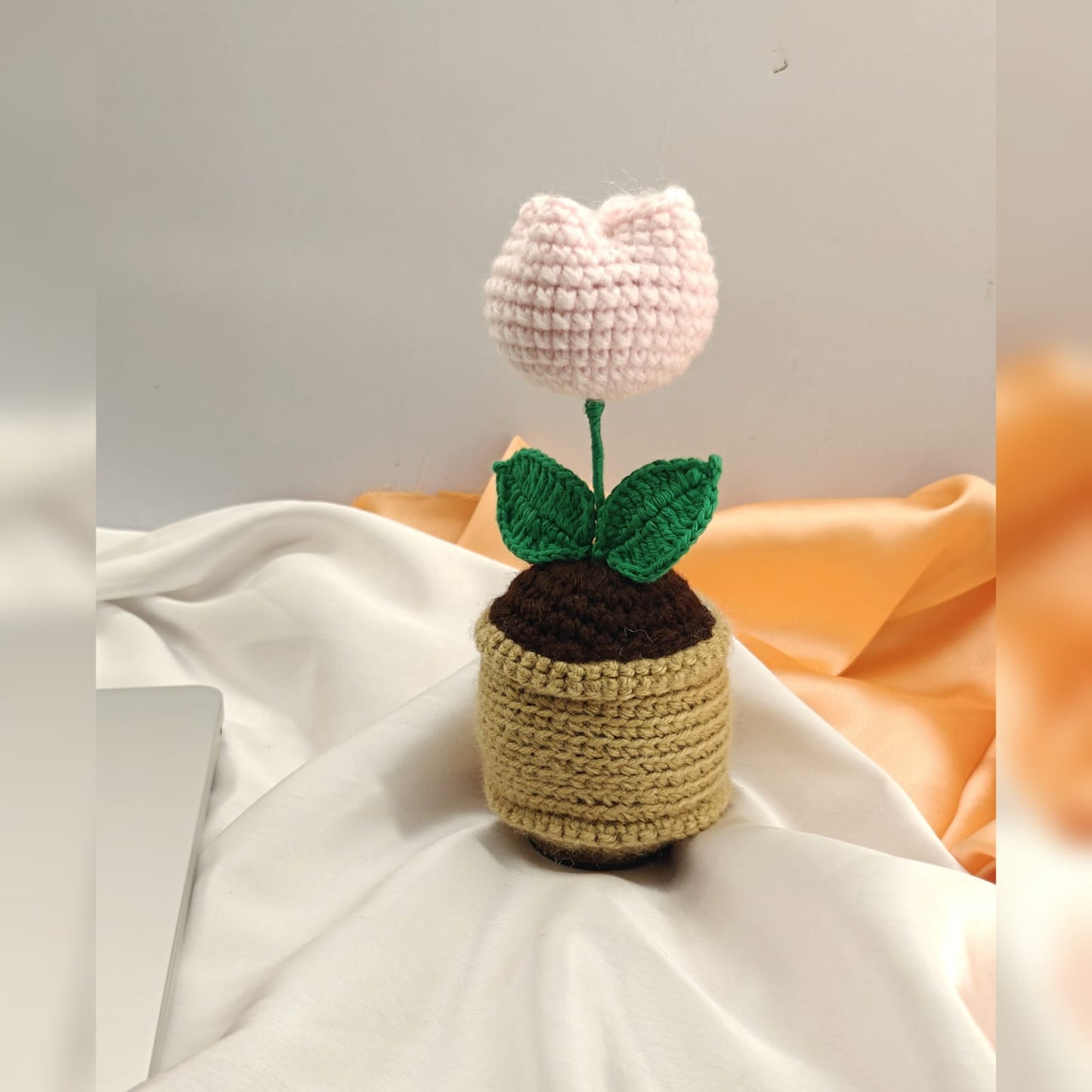 Tulip mini brown pot