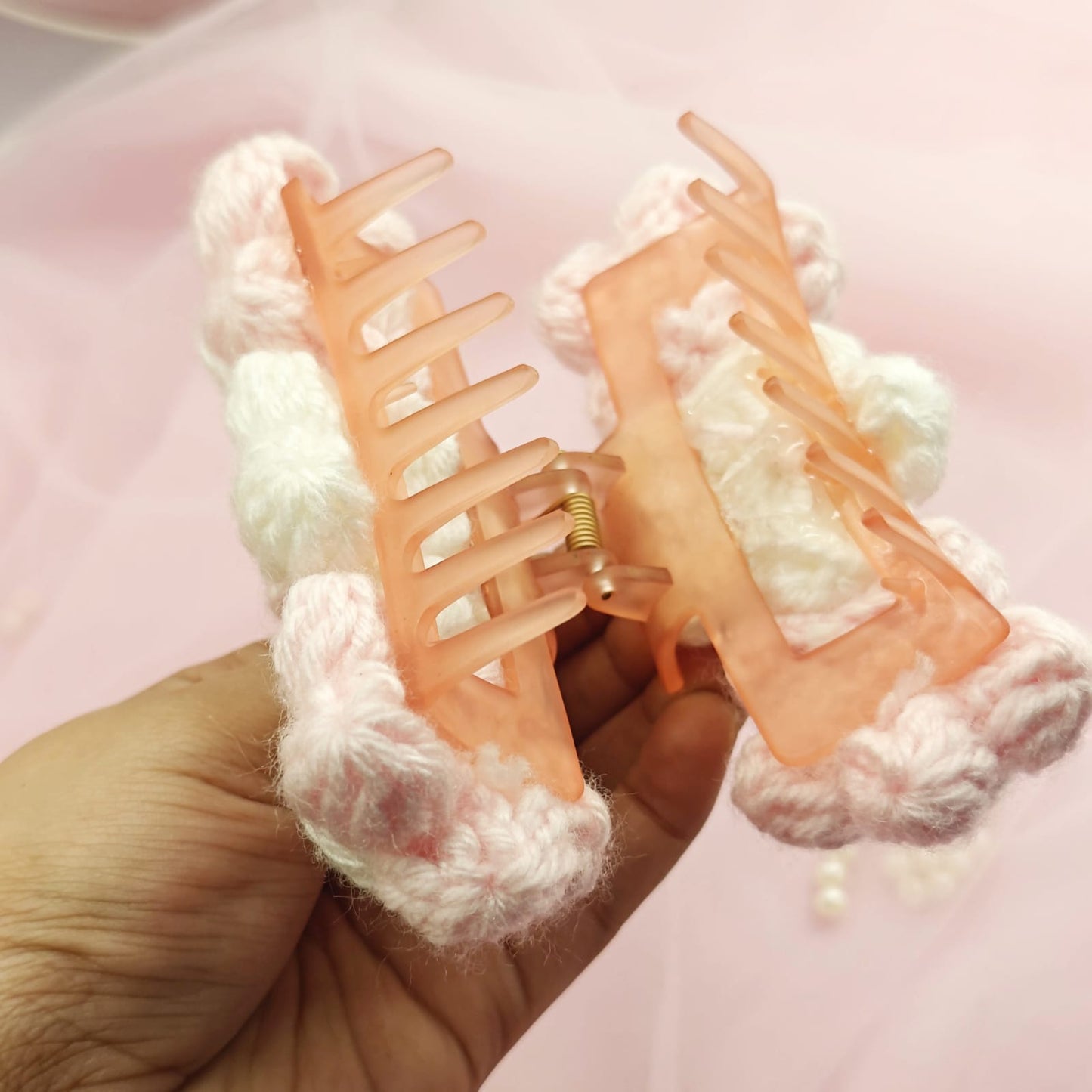 Puff flower claw clip